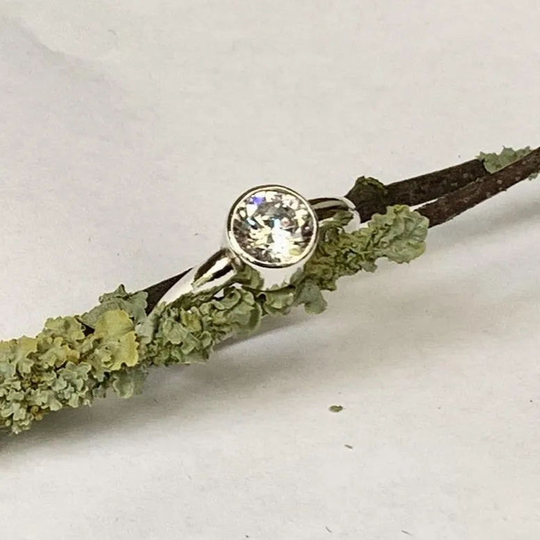 Sterling silver and sparkling zirconia ring - UK size L