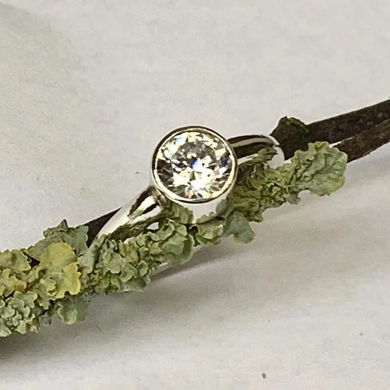 Sterling silver and sparkling zirconia ring - UK size L