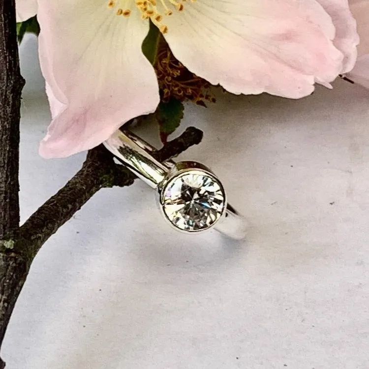Sterling silver and sparkling zirconia ring - UK size L
